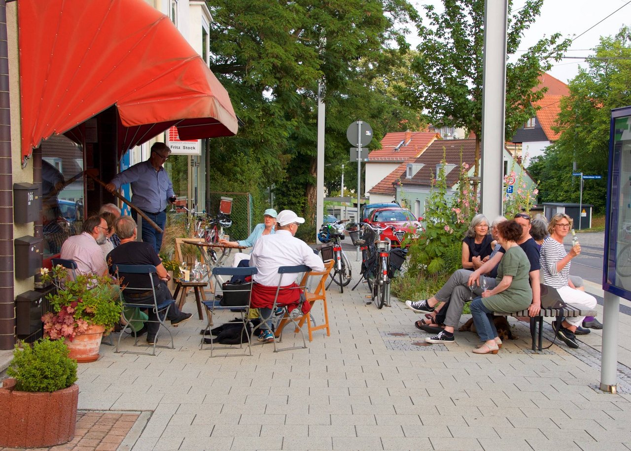 Piazza geselliges Zusammensein vor dem Laden